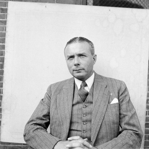 856554 Portret van een onbekende man, waarschijnlijk een leraar aan de Rijks Hogere Burgerschool (Rijks HBS, ...